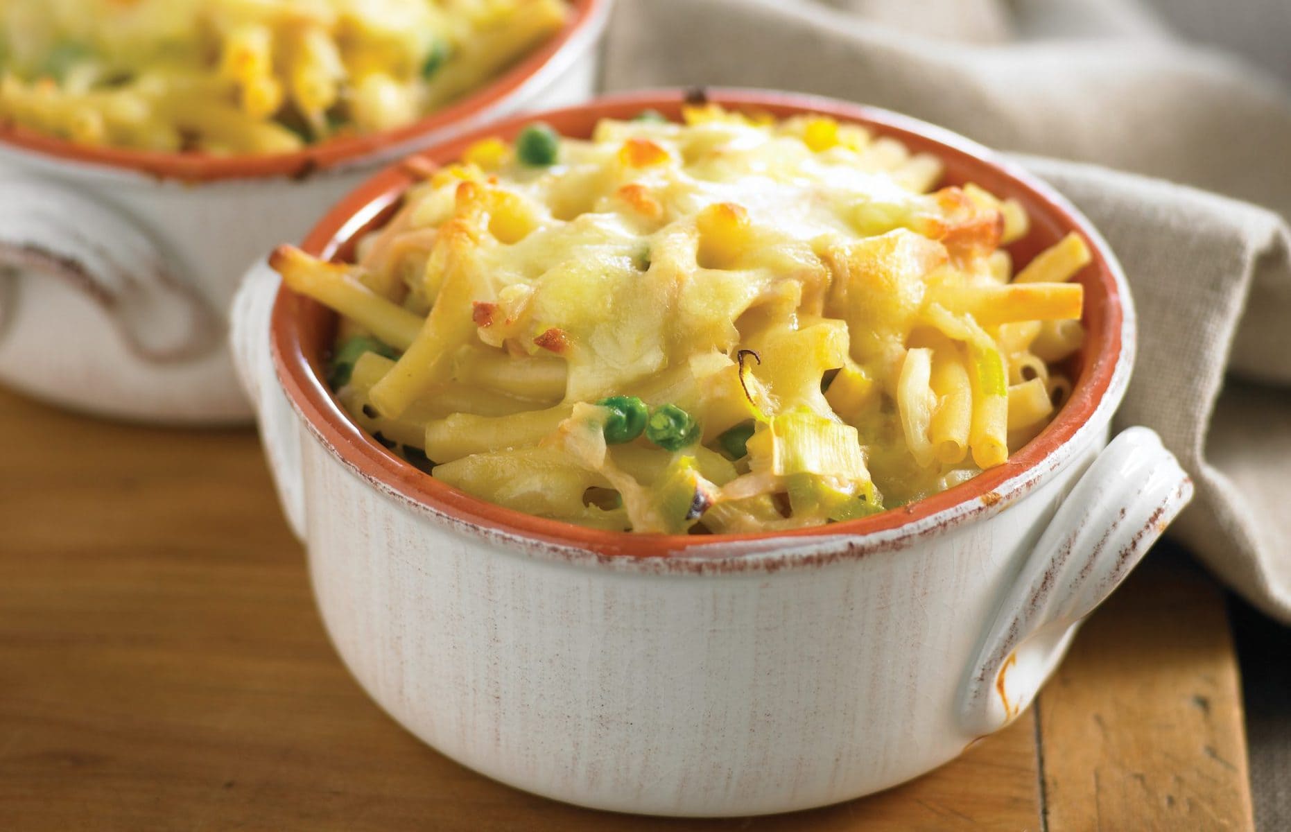 Cheesy chicken and leek pasta bake