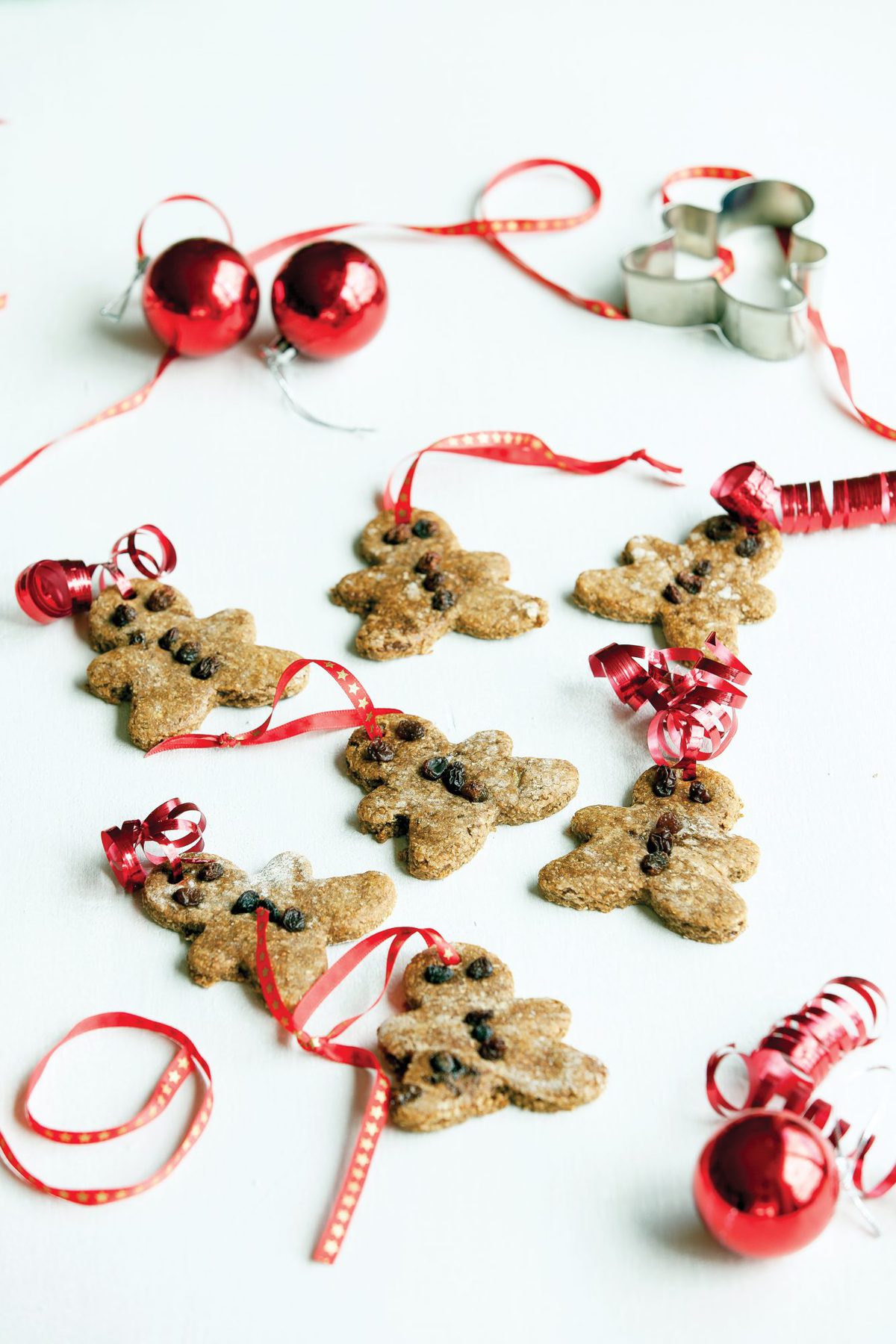Gingerbread men hanging decoration