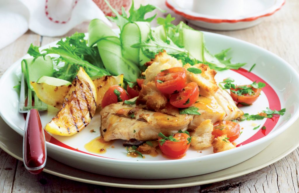 Fish with tomato and garlic crumbs Fish with tomato and garlic crumbs