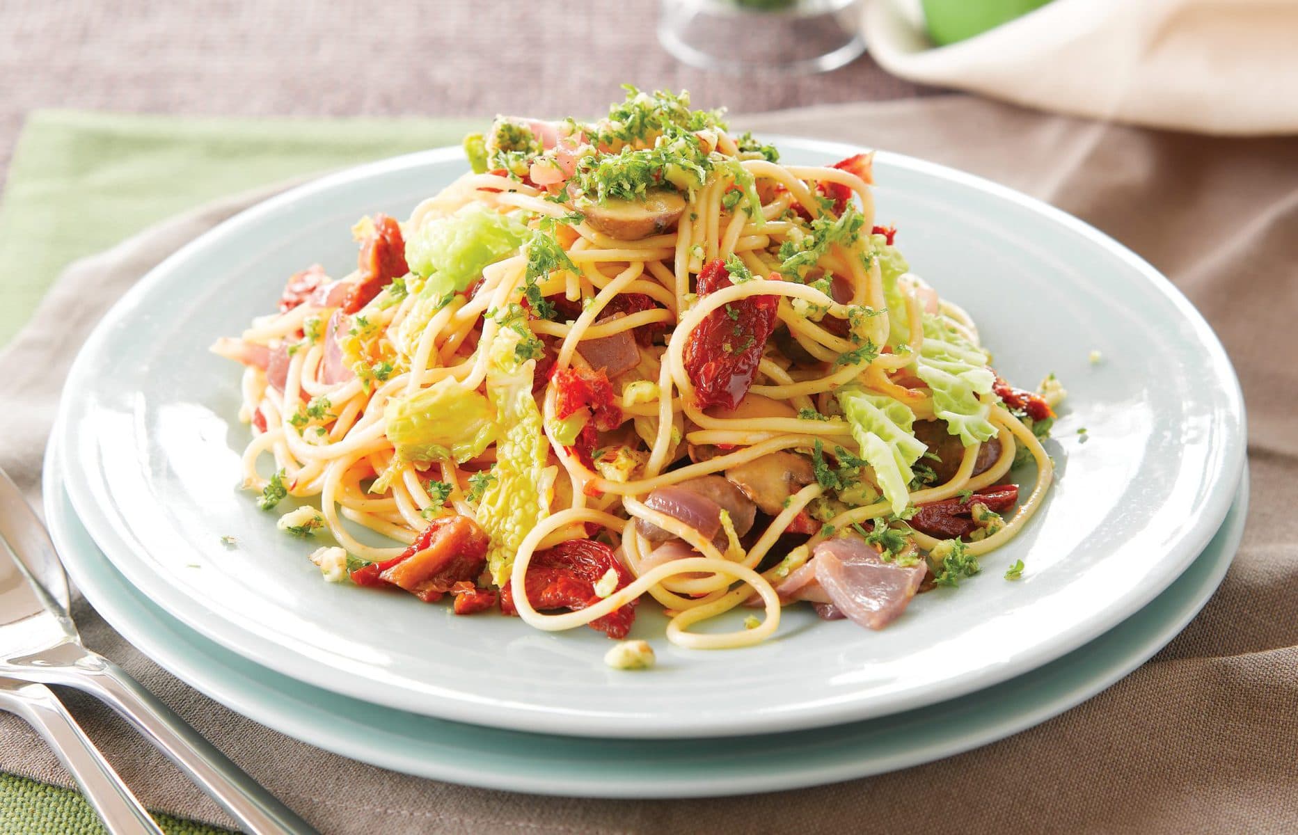 Garlic chilli cabbage spaghetti