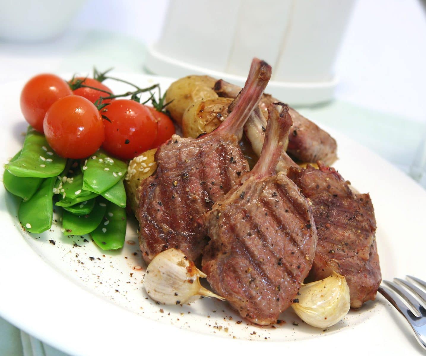 Lamb cutlets with yoghurt, mint and cucumber sauce