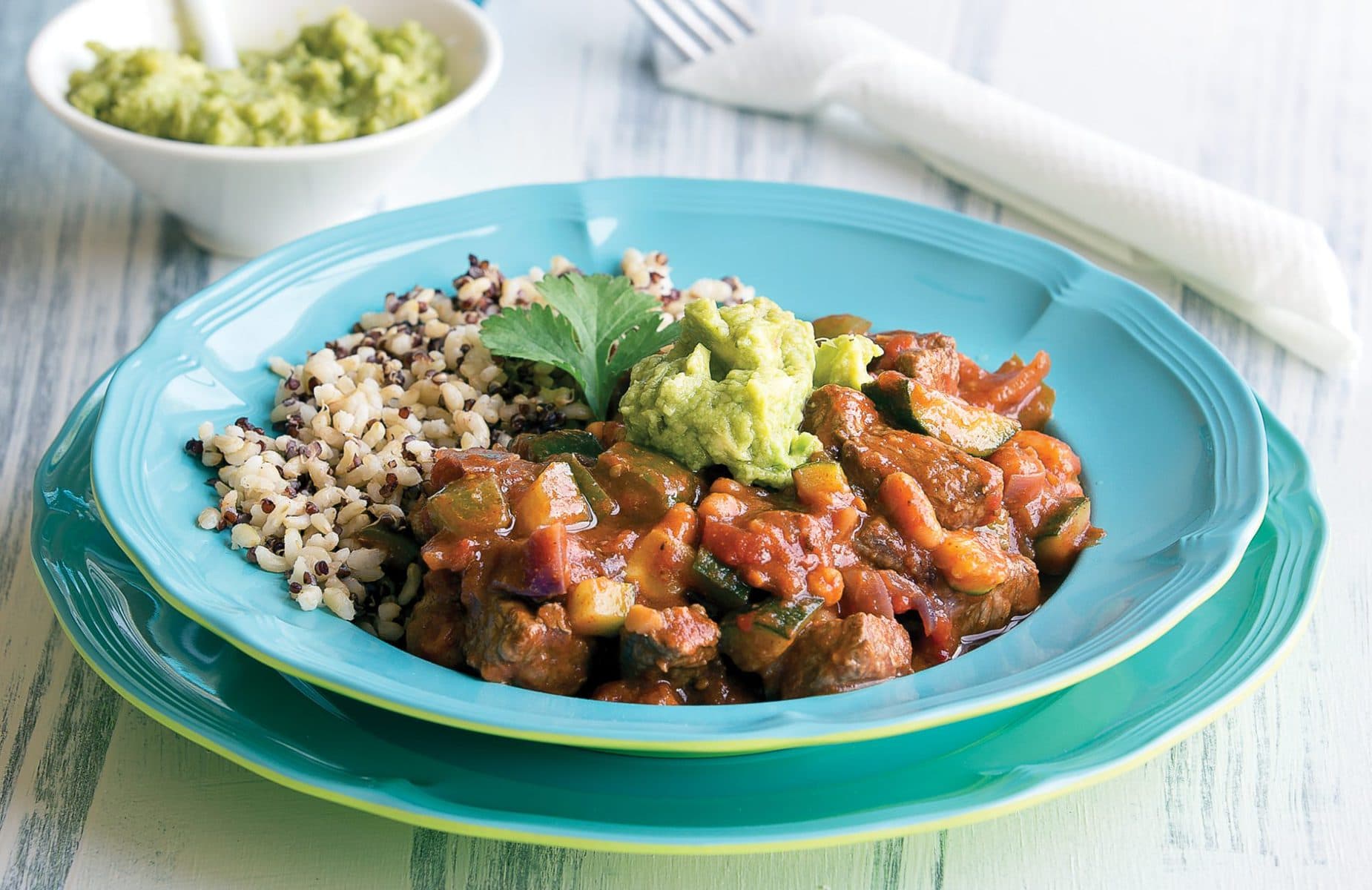 Smoky chilli con carne with guacamole