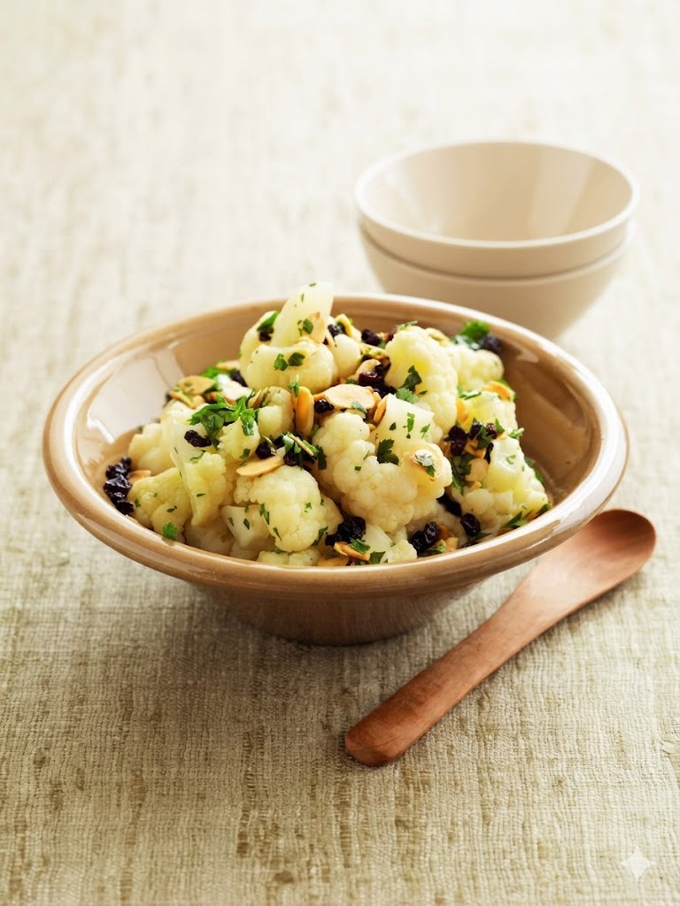 Cauliflower with currants and almonds Cauliflower with currants and almonds