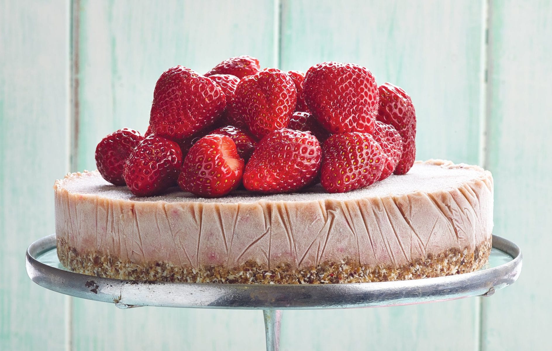 Raw strawberry cake