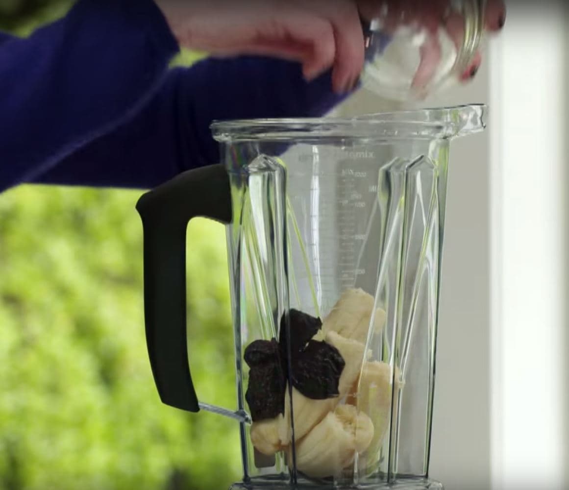 Banana and oats breakfast smoothie