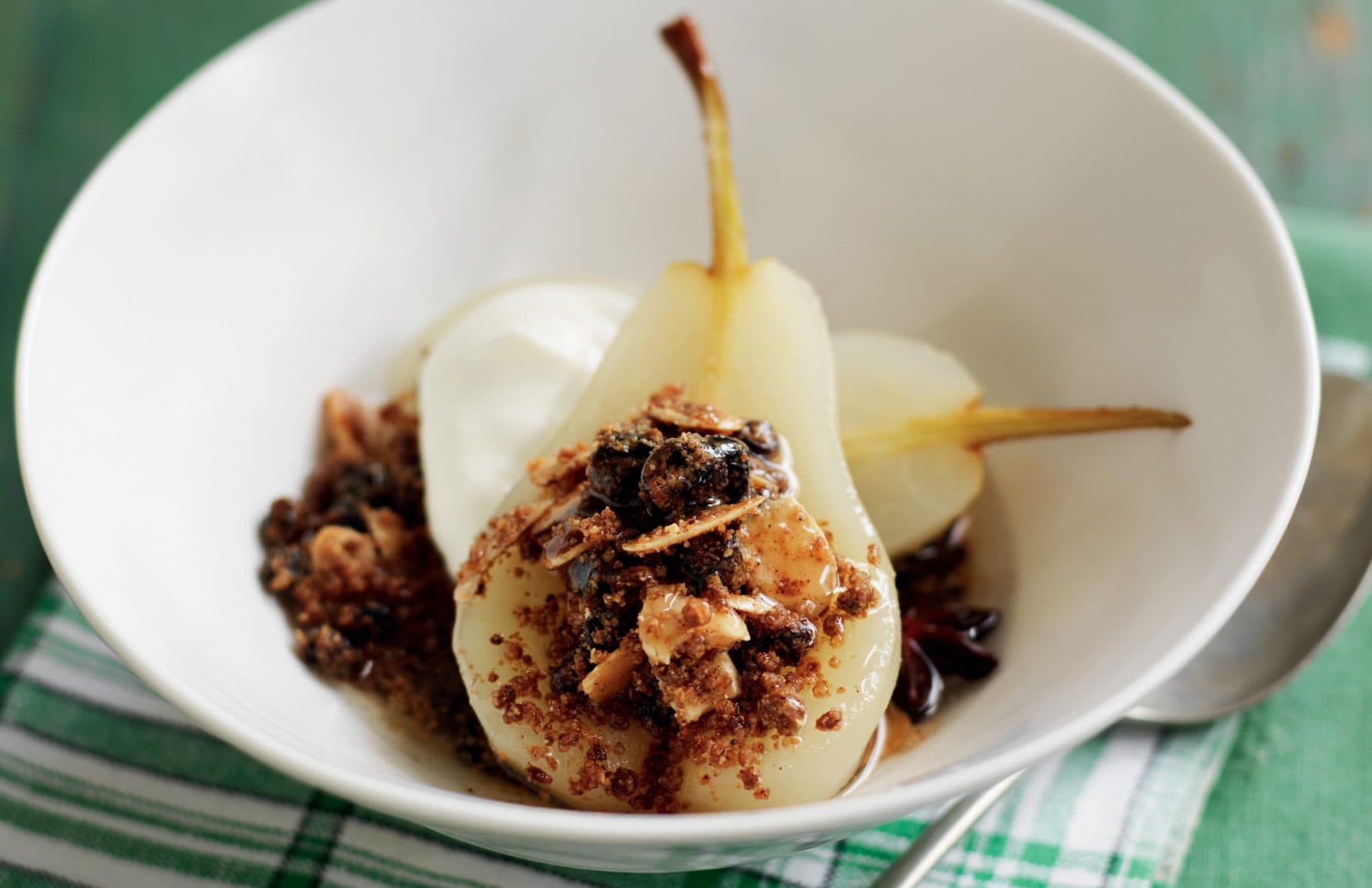 Crumble-stuffed baked pears