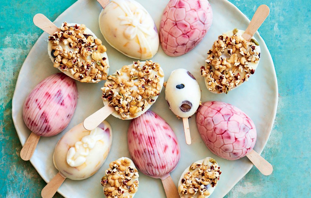 Frozen yoghurt Easter egg pops
