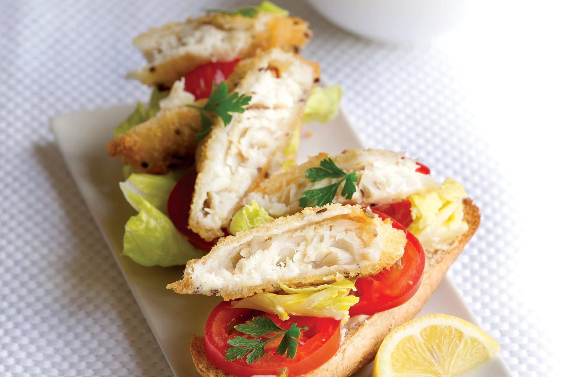 Open fish burgers with pesto slaw