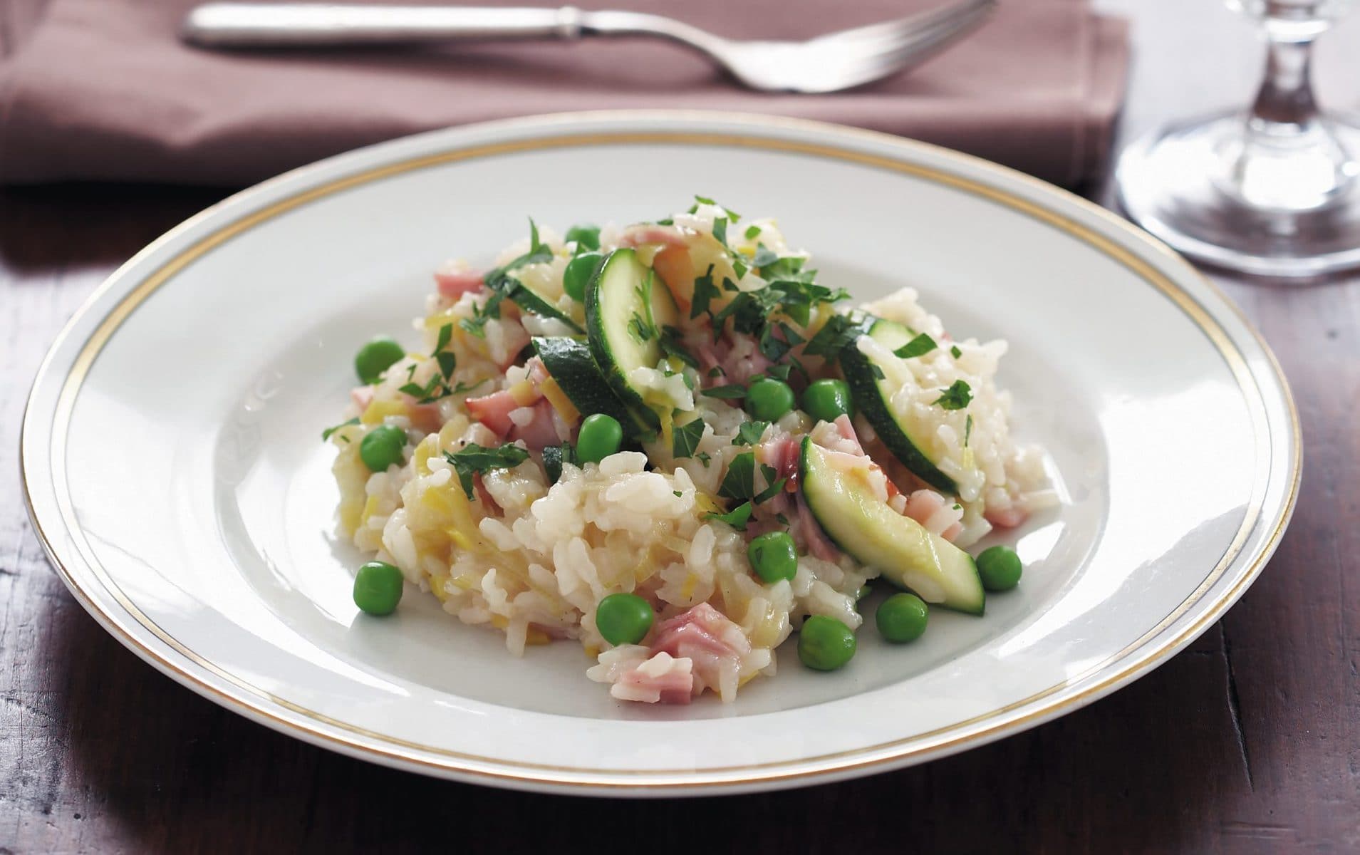 Oven-baked courgette, ham and pea risotto