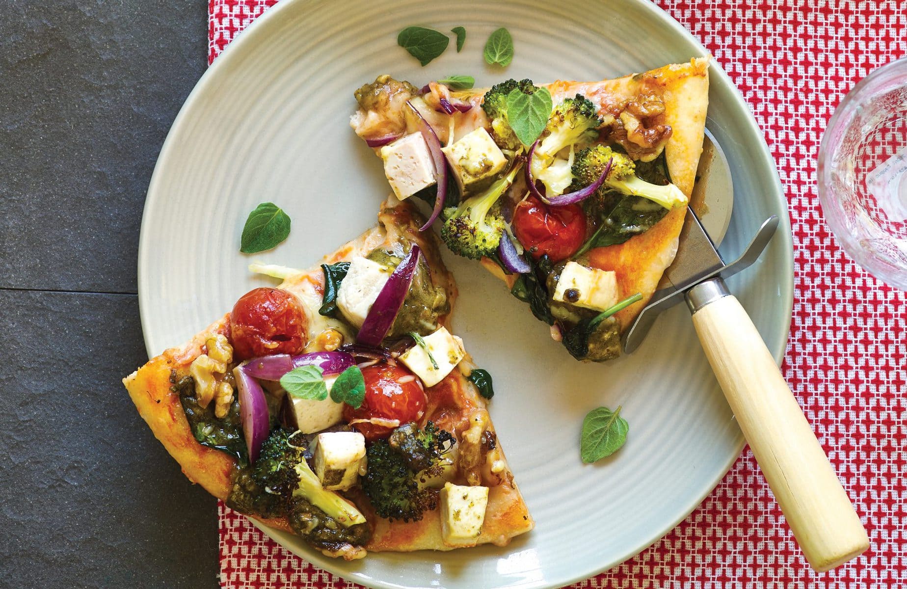 Pesto, tofu and broccoli pizza