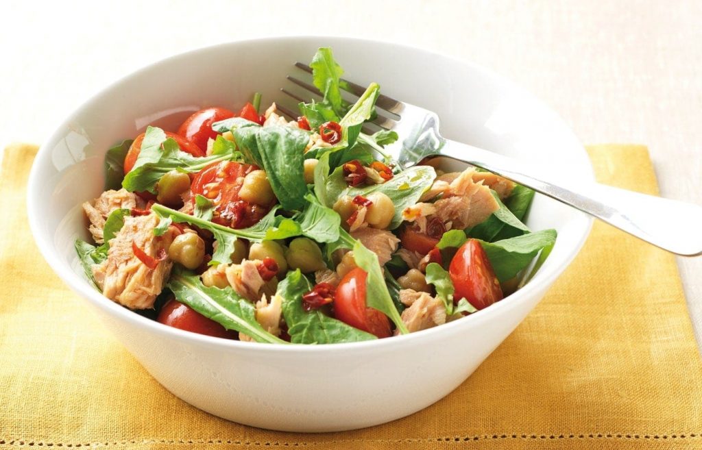 Tuna, chickpea and roast tomato salad