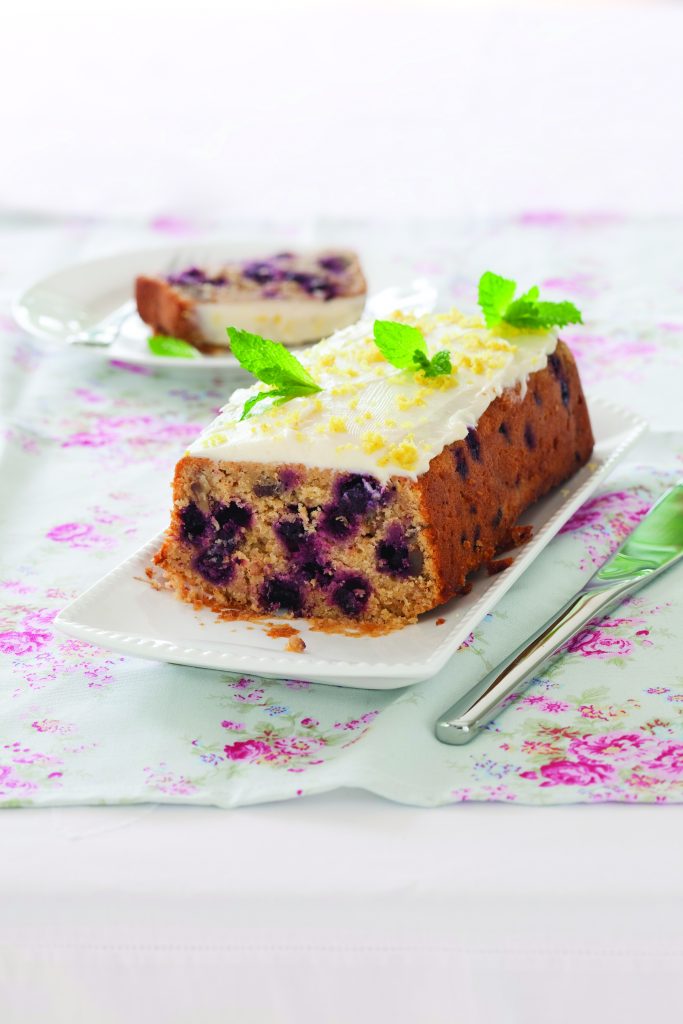 Blackcurrant almond yoghurt cake Blackcurrant almond yoghurt cake