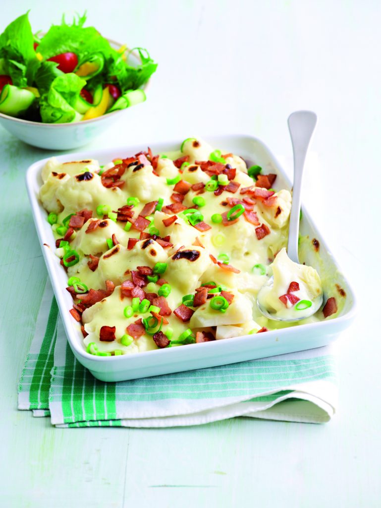 Cheesy cauliflower with crumbled bacon Cheesy cauliflower with crumbled bacon