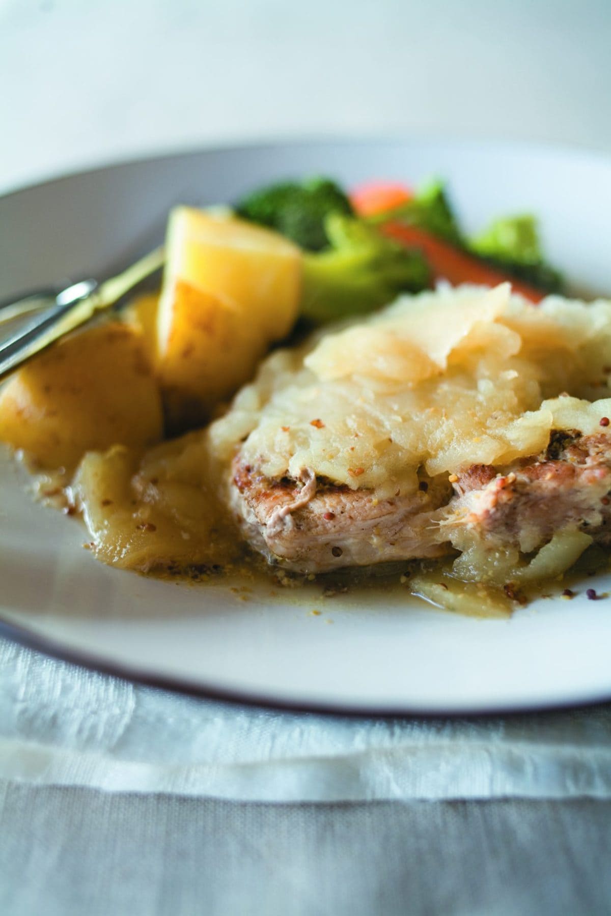 Foil bag-baked pork with apples
