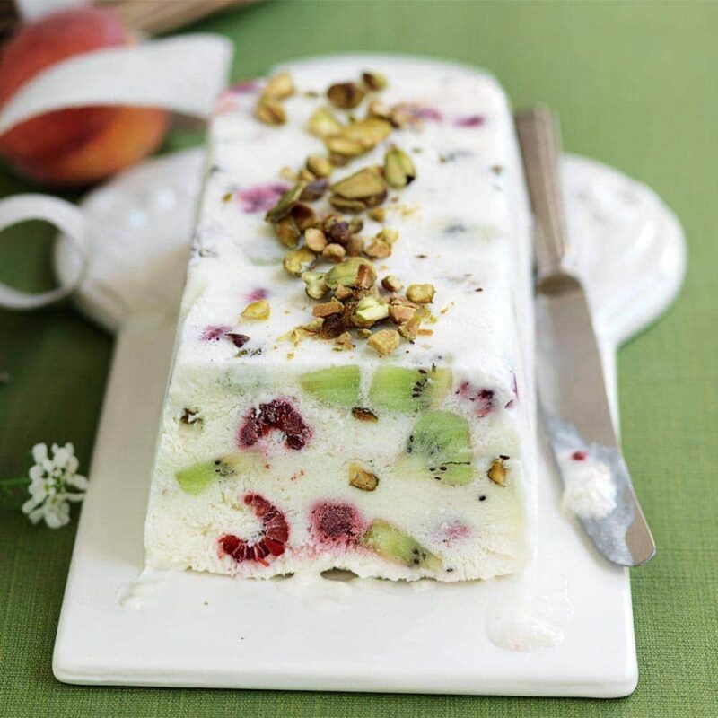 Frozen yoghurt and raspberry parfait