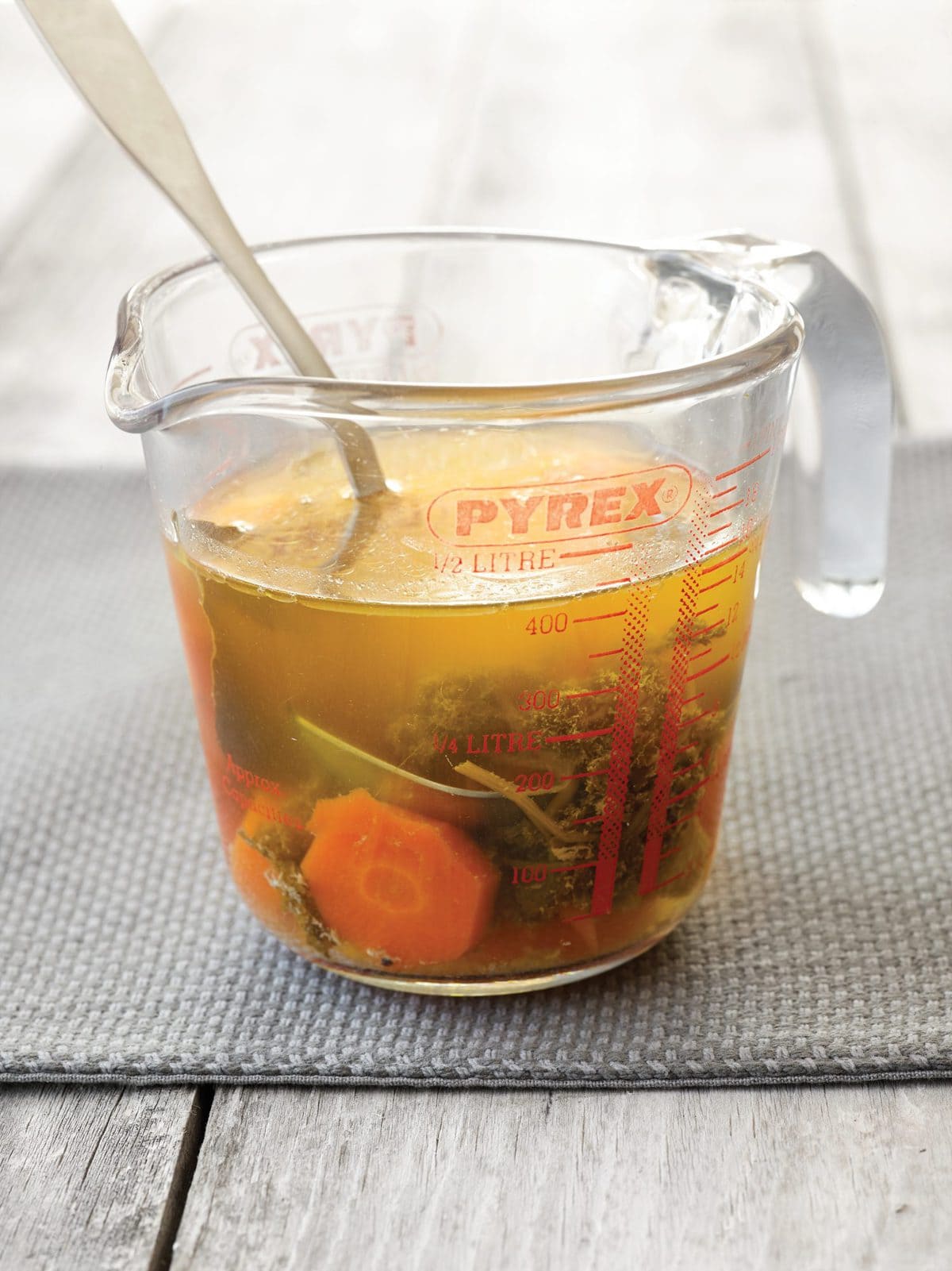 Low-FODMAP slow-cooker chicken stock