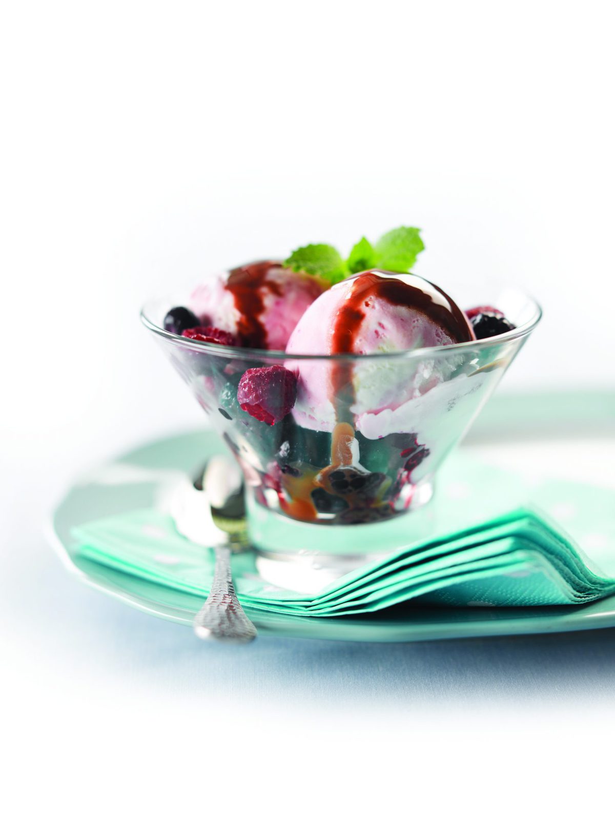 Low-fat yoghurt ice cream sundaes