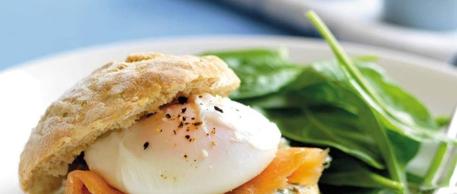 Oatcakes with smoked salmon and poached egg