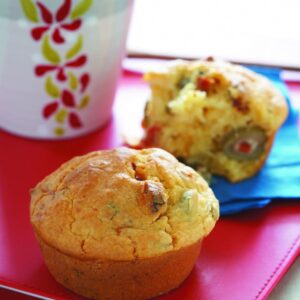 Olive, thyme and tomato muffins