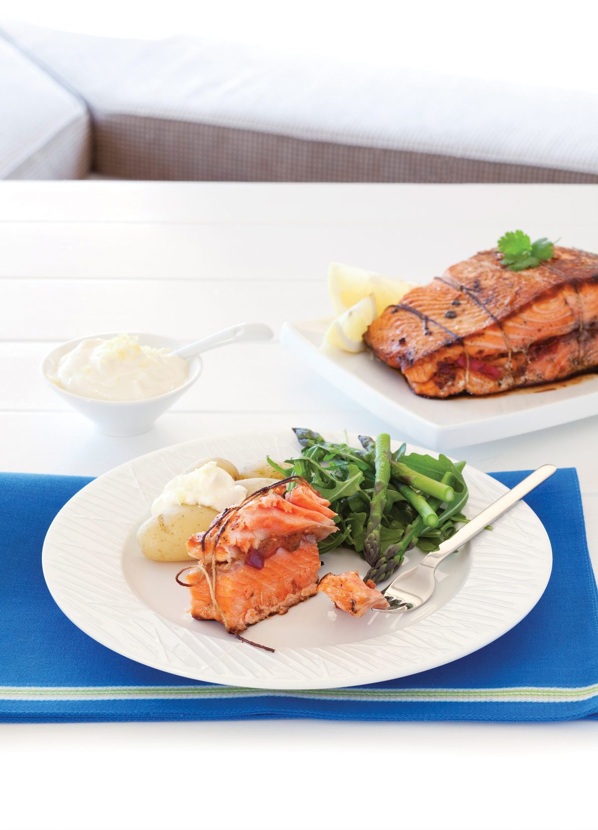 Pepper-stuffed salmon with yoghurt and lemon sauce