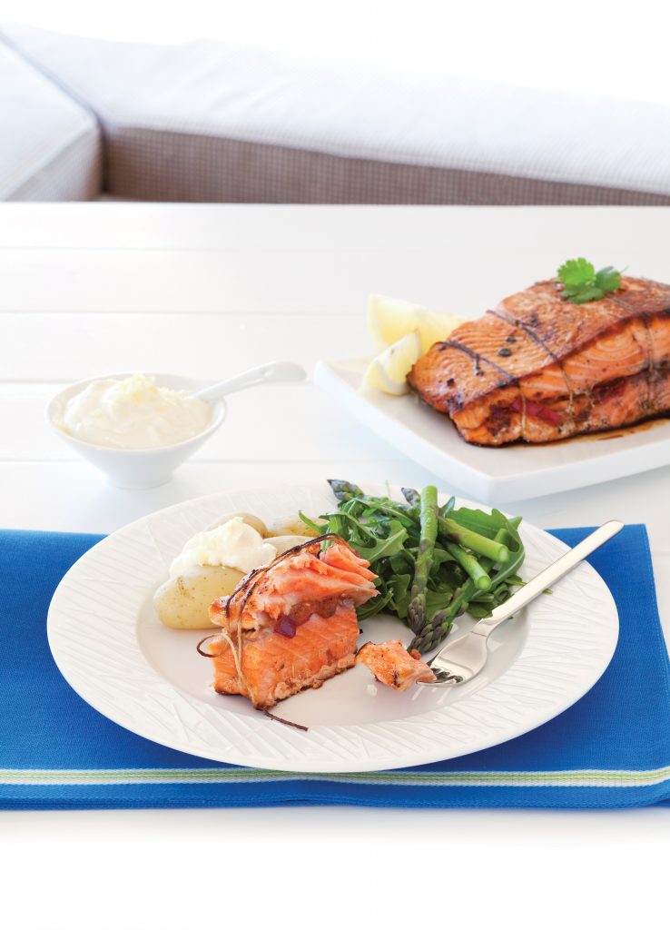Pepper-stuffed salmon with yoghurt and lemon sauce