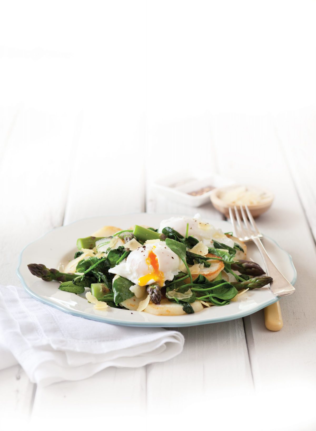Poached eggs with asparagus
