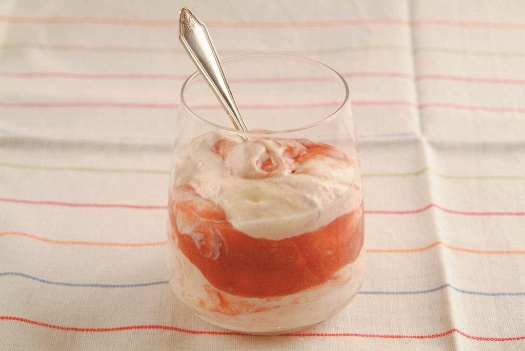 Rhubarb and yoghurt fool