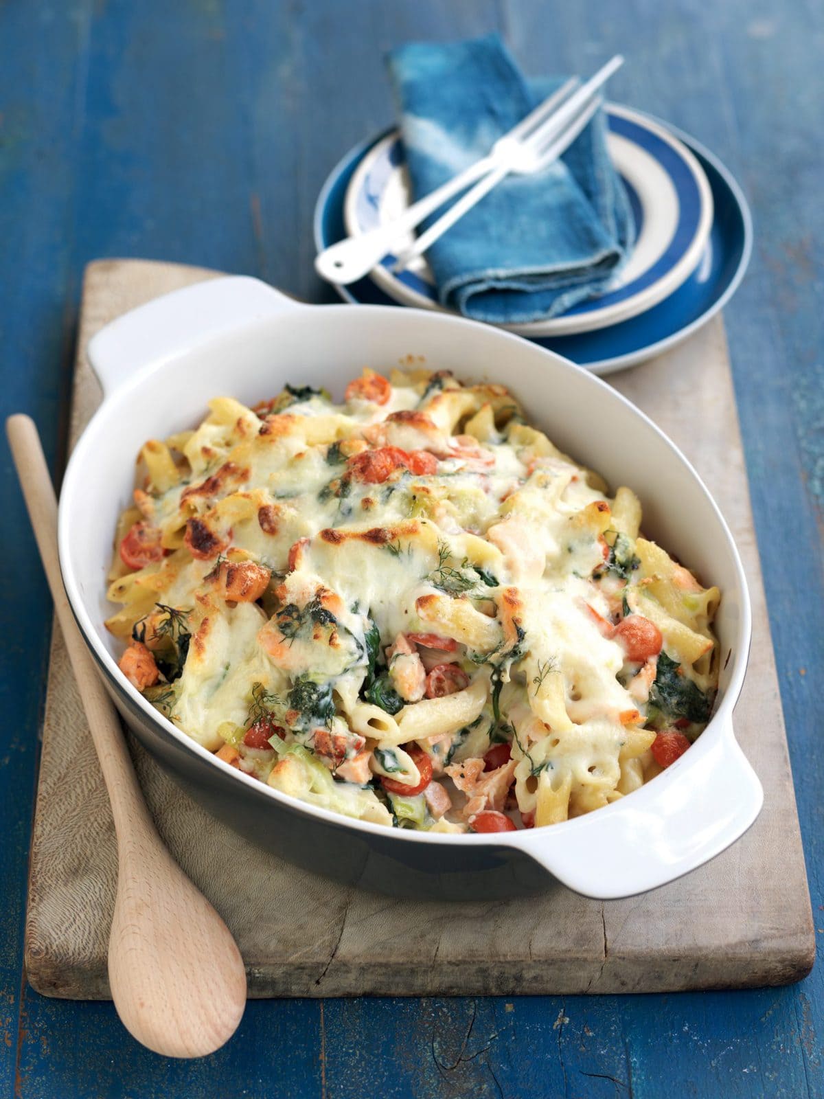 Smoked salmon, leek and spinach pasta bake