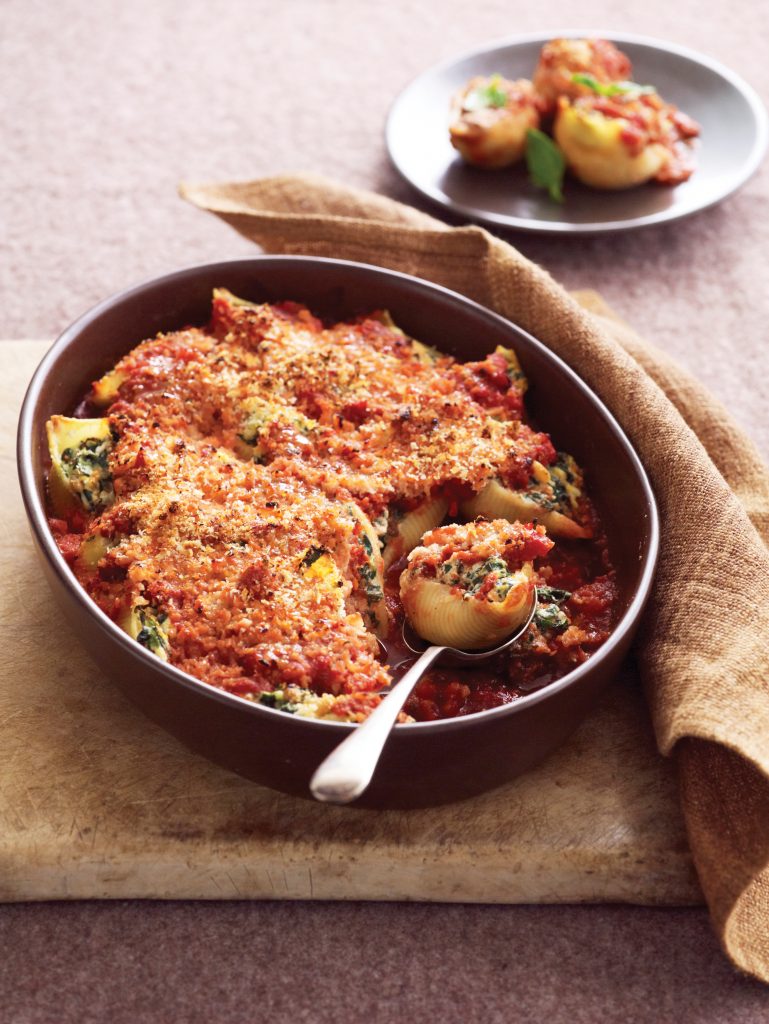 Spinach and ricotta shells with tomato and breadcrumbs Spinach and ricotta shells with tomato and breadcrumbs