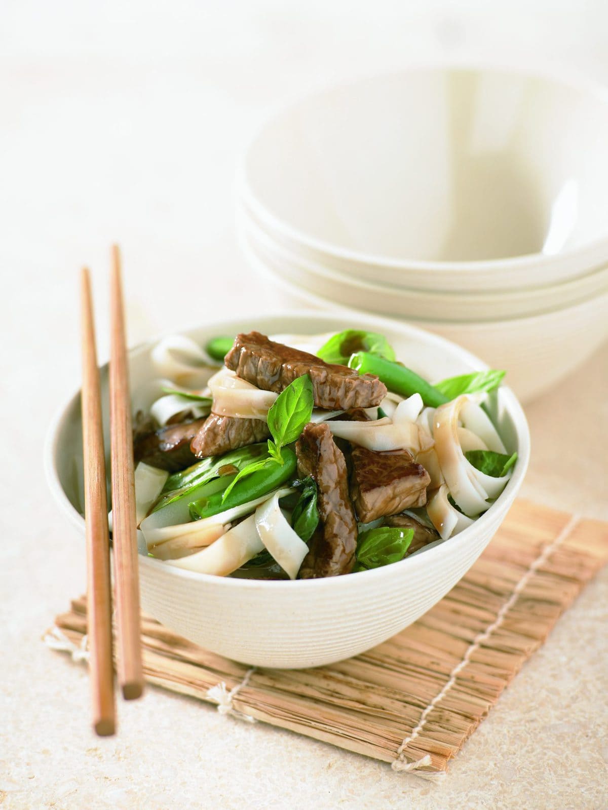 Stir-fried beef and beans with noodles