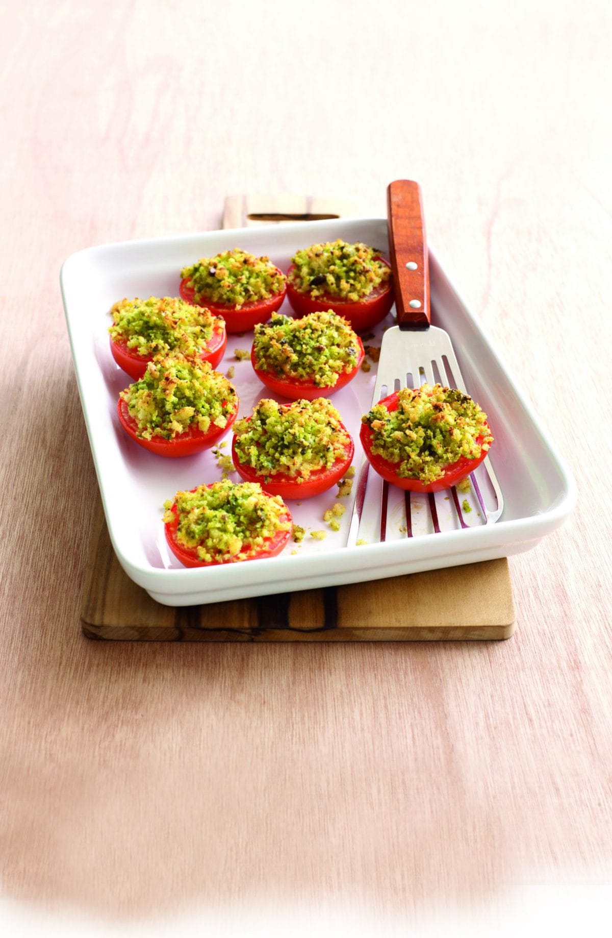 Tomatoes with pesto crumbs