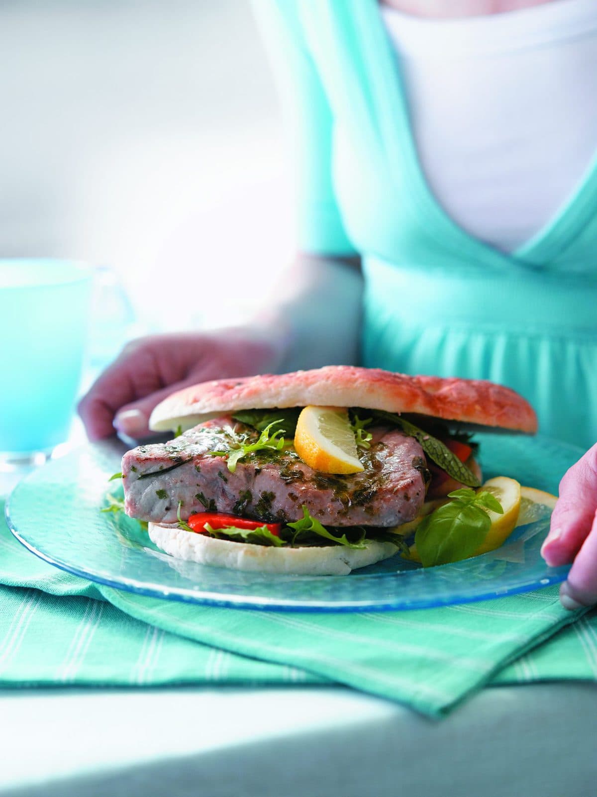 Tuna burger with lemon dressing