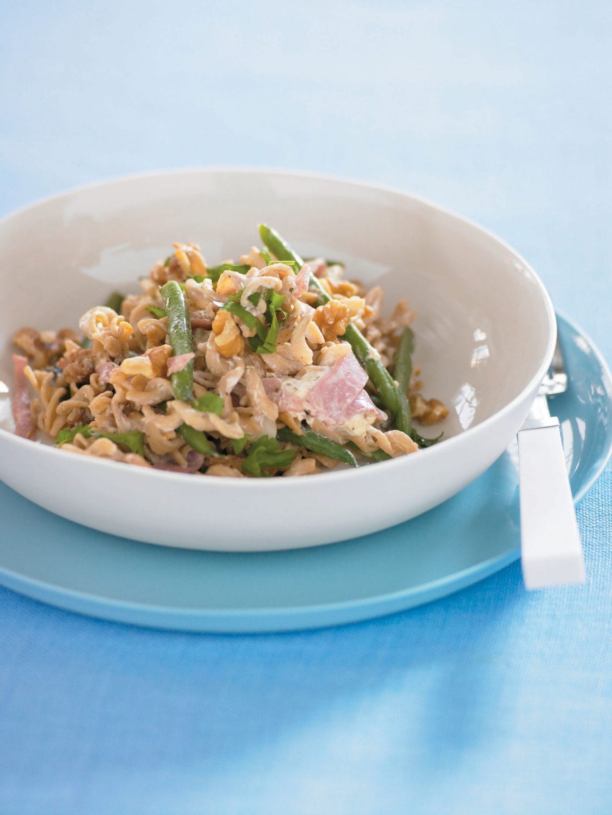 Wholemeal pasta with beans and walnut sauce
