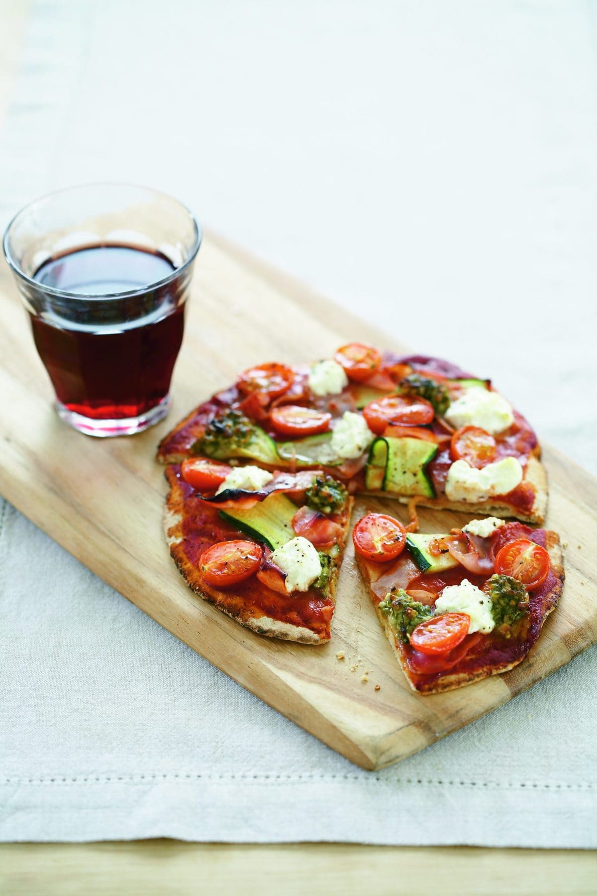 Wholemeal pizzas with ham, courgette and ricotta