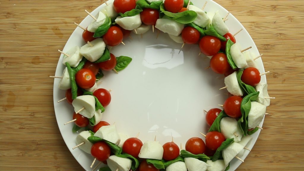 How to make: Caprese salad Christmas wreaths How to make: Caprese salad Christmas wreaths