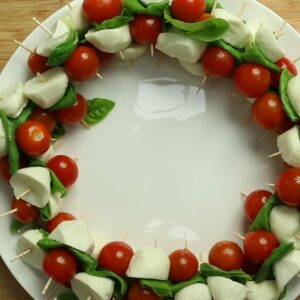 How to make: Caprese salad Christmas wreaths