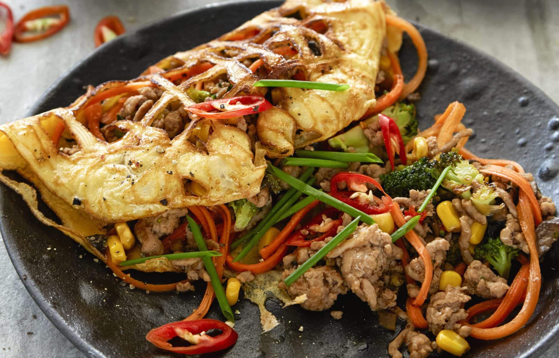 Egg net omelette with spicy pork and veges