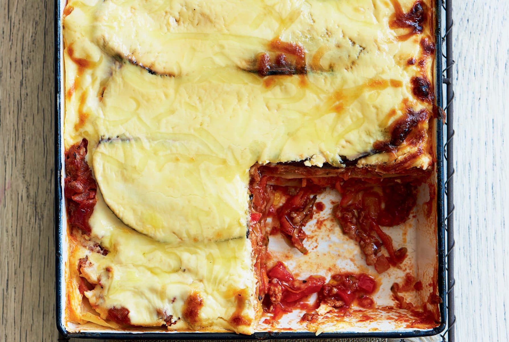 Pork lasagne with yoghurt sauce