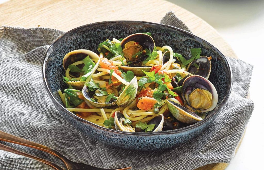 Spaghetti with clams and olives