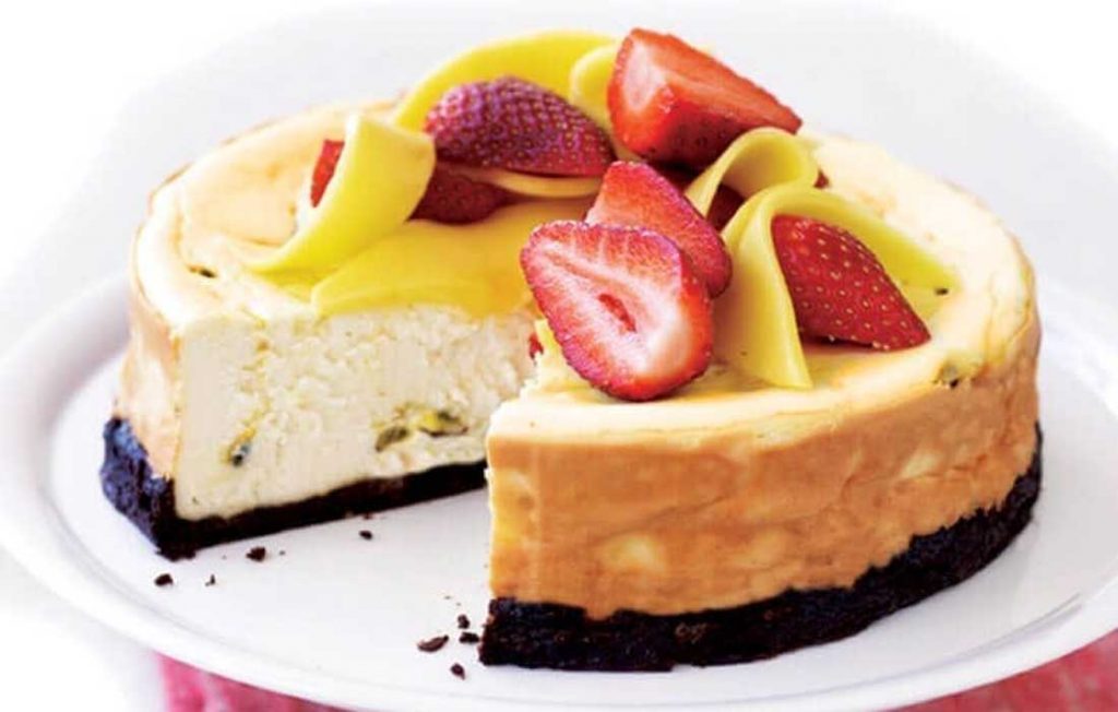 Healthier baked cheesecake with fresh fruit