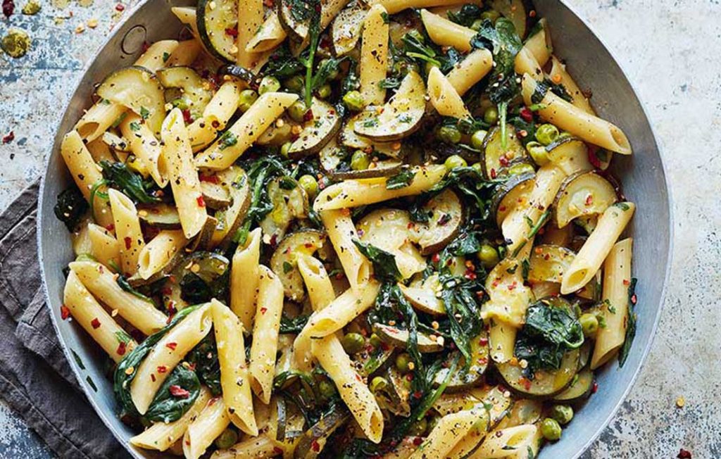 Vegan one-pot zucchini, pea and spinach pasta