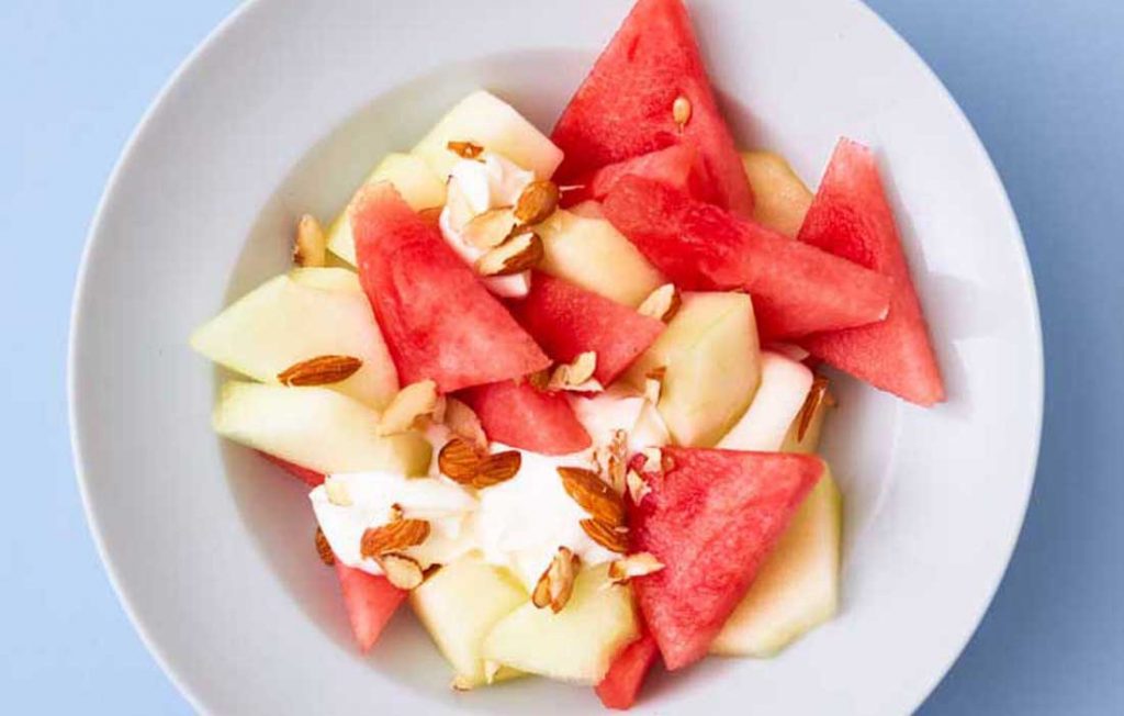 High-protein breakfast bowl with melon and yoghurt