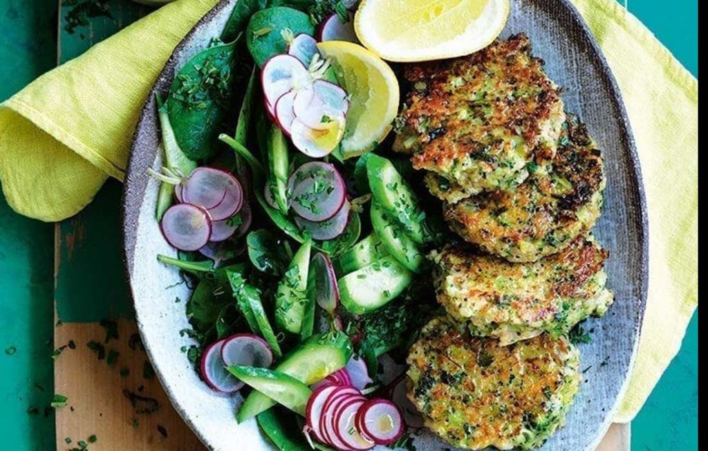 Quinoa, tuna and broccoli fritters with herby lemon yogurt