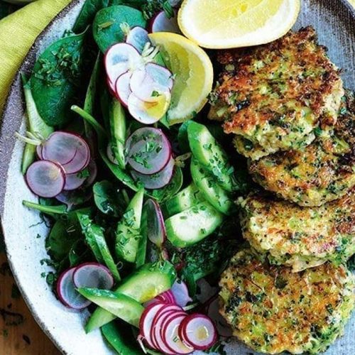 Quinoa, tuna and broccoli fritters with herby lemon yogurt