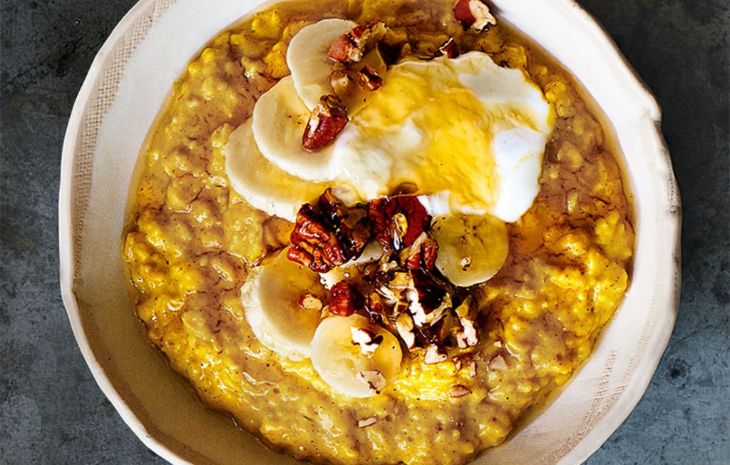 Turmeric porridge with banana and pecans