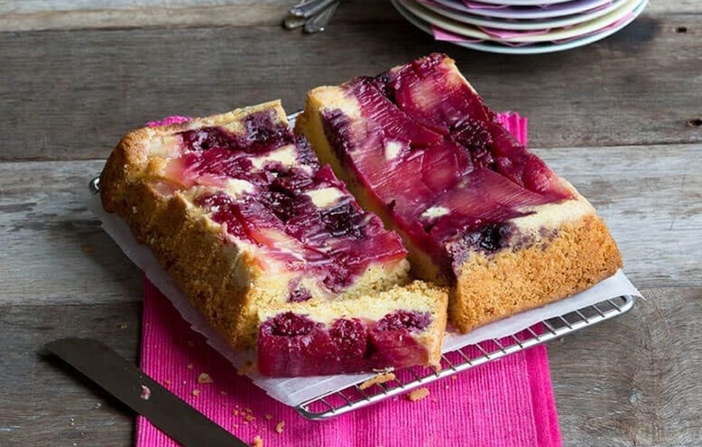 Apple and blackberry crumble cake