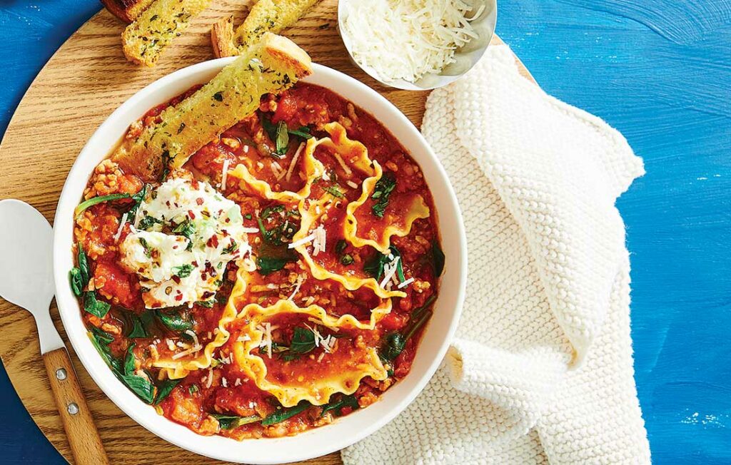 Cheesy lasagne soup with garlic toast dippers
