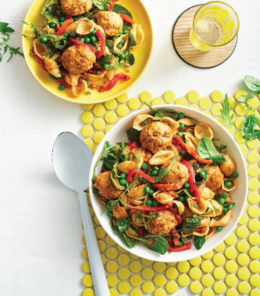 Chicken pesto meatballs with green peas and pasta Chicken pesto meatballs with green peas and pasta