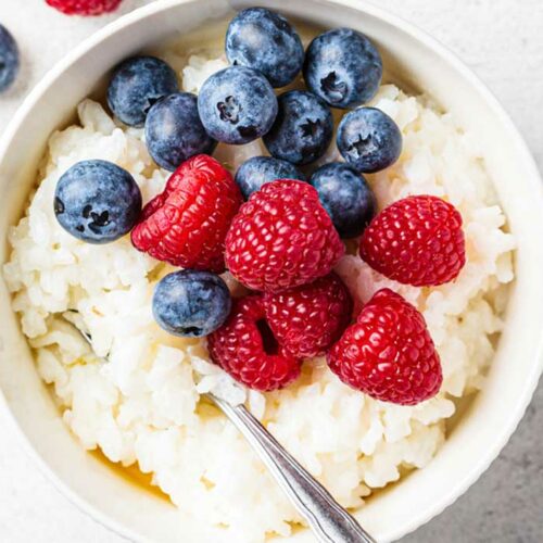 Oat bran berry porridge