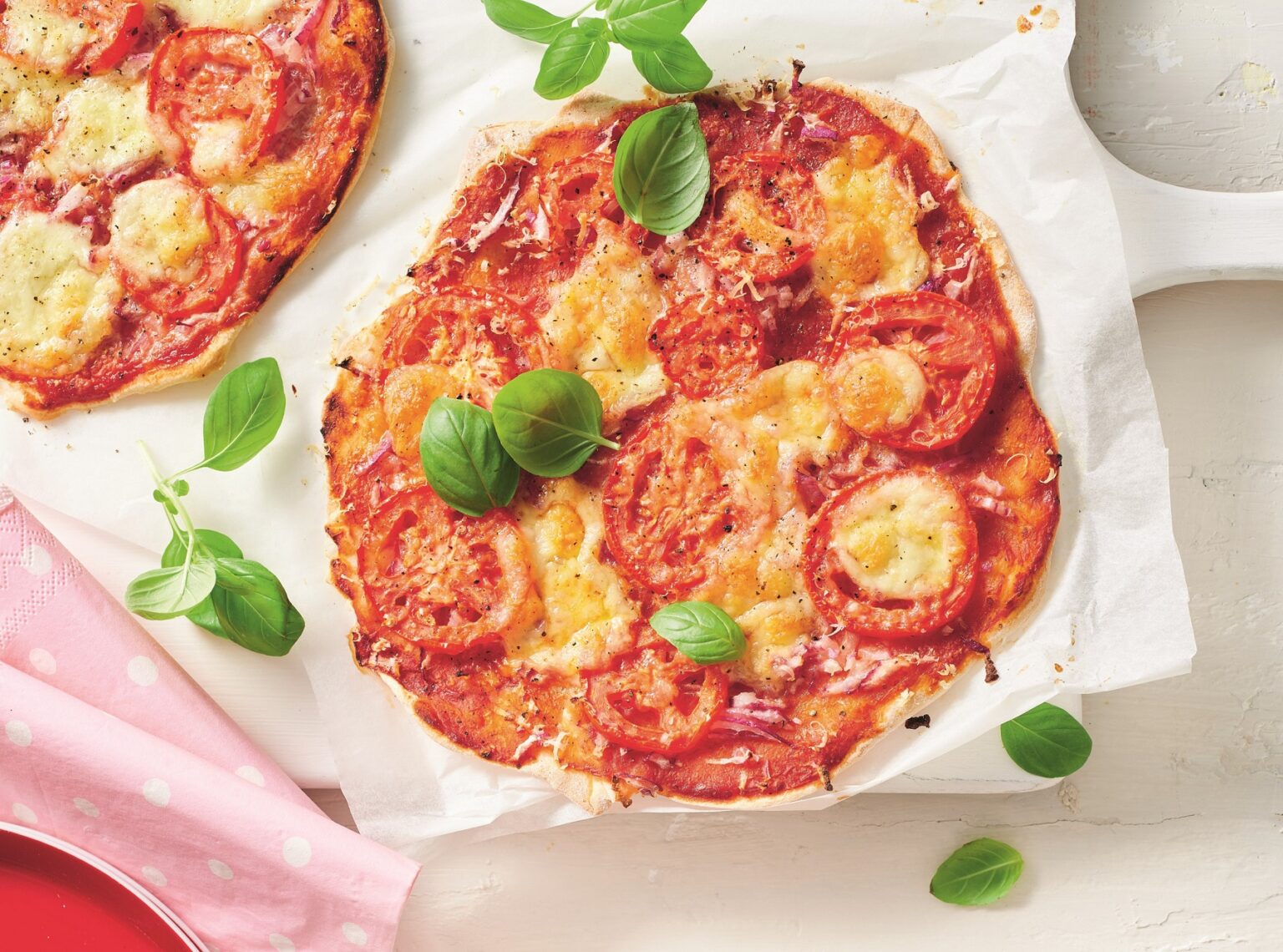 Margherita pizza with tomato salad